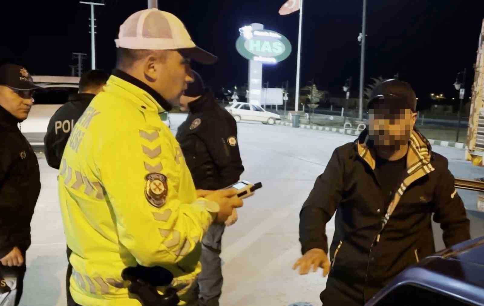 Direksiyon başında alkollü yakalandı, polise "Problemli olan sizsiniz" dedi
