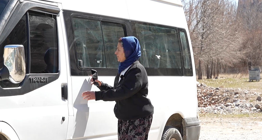 Direksiyon başında bir kadın: 15 yıldır servis şoförlüğü yapıyor
