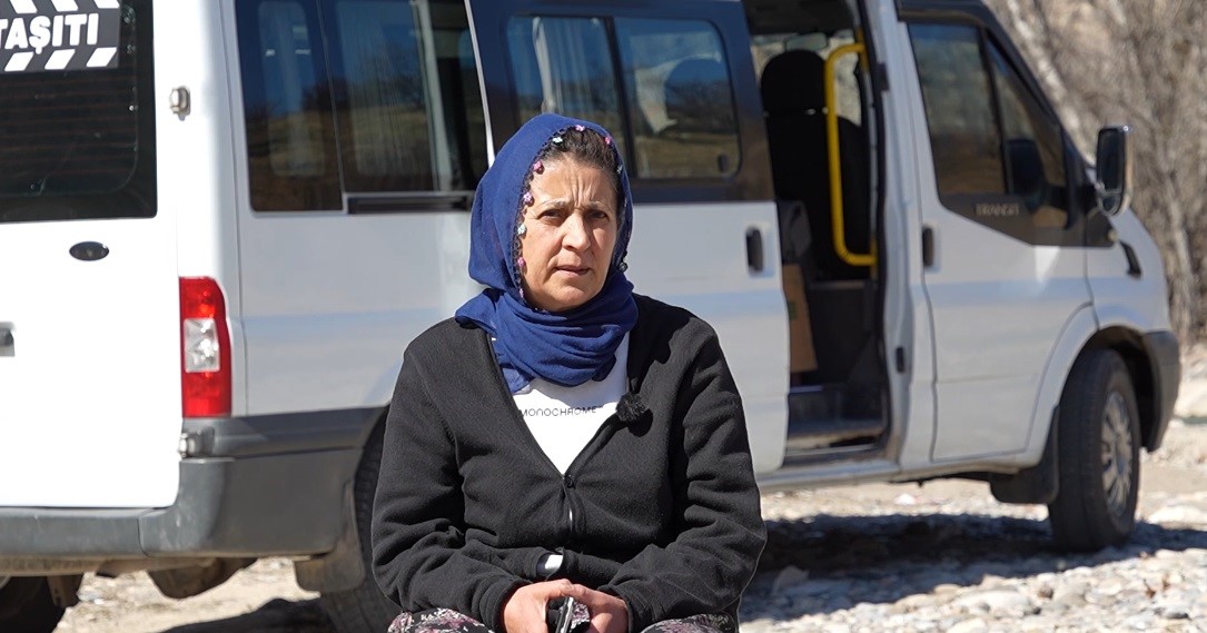 Direksiyon başında bir kadın: 15 yıldır servis şoförlüğü yapıyor
