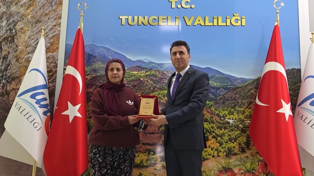 Direksiyon başında bir kadın: 15 yıldır servis şoförlüğü yapıyor
