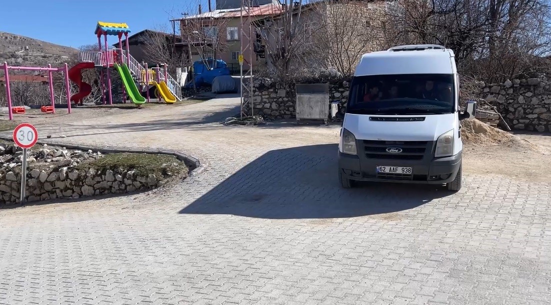 Direksiyon başında bir kadın: 15 yıldır servis şoförlüğü yapıyor
