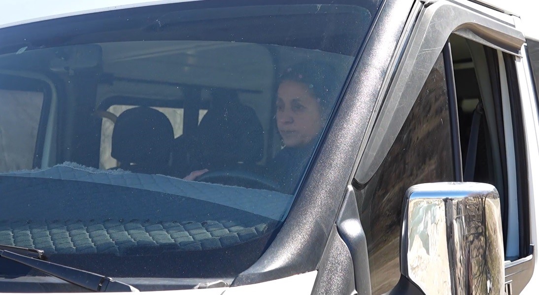 Direksiyon başında bir kadın: 15 yıldır servis şoförlüğü yapıyor
