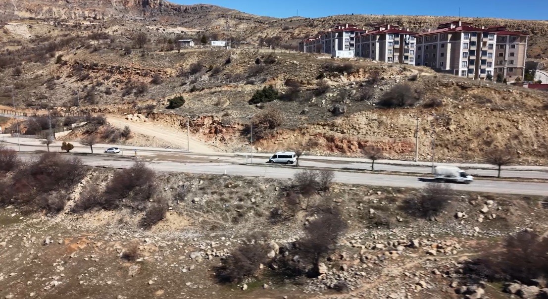 Direksiyon başında bir kadın: 15 yıldır servis şoförlüğü yapıyor
