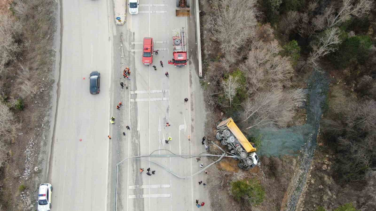 Direksiyon başında fenalaştı, hafriyat kamyonu şarampole devrildi
