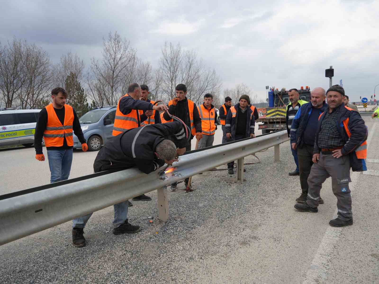 Direksiyon başında fenalaştı, hafriyat kamyonu şarampole devrildi
