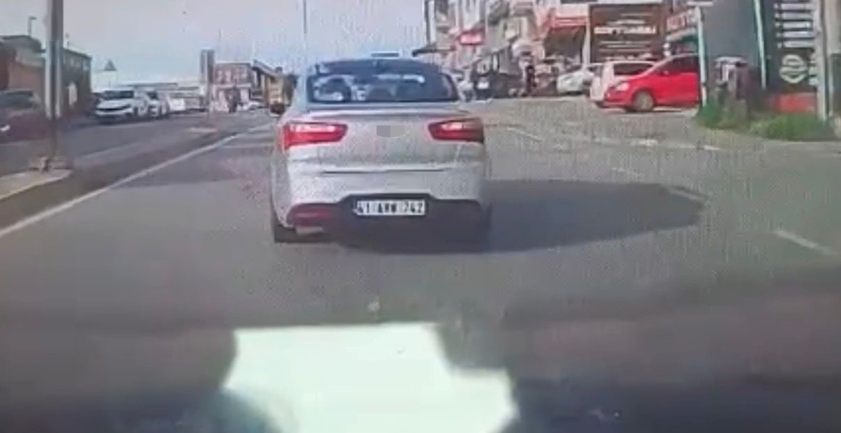 Direksiyon başında uyuduğu öne sürülen sürücü, kaldırımdaki yayalara çarptı
