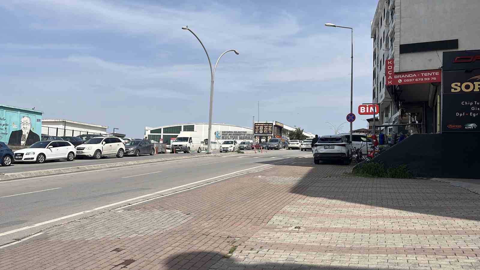 Direksiyon başında uyuduğu öne sürülen sürücü, kaldırımdaki yayalara çarptı
