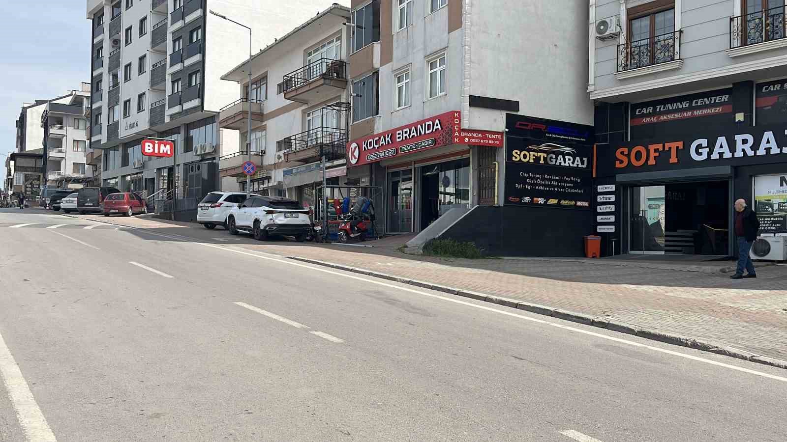 Direksiyon başında uyuduğu öne sürülen sürücü, kaldırımdaki yayalara çarptı
