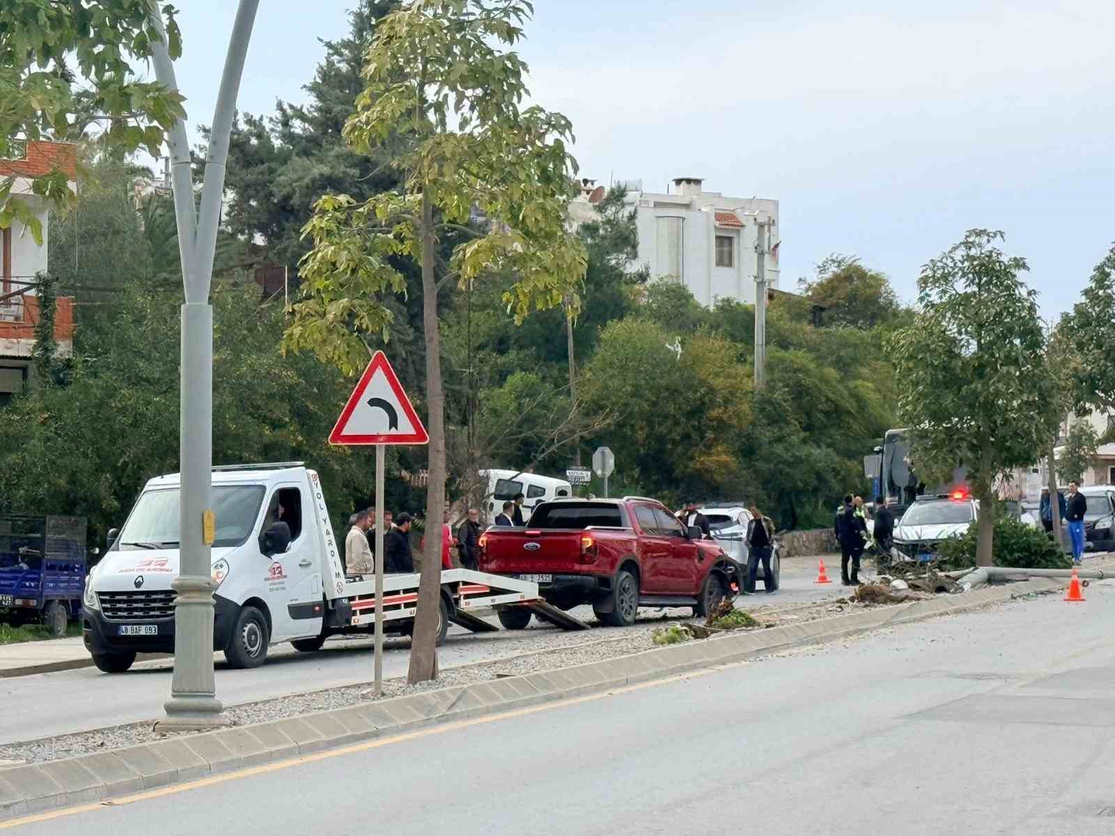 Direksiyon hakimiyetini kaybetti, 2 ağaç ve elektrik direğini yerinden söktü
