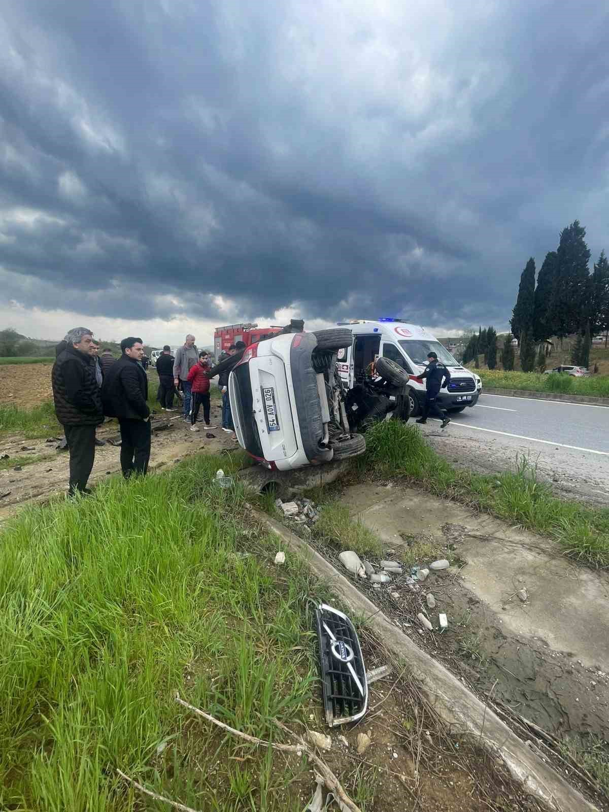 Direksiyon hakimiyetini kaybetti, yağmur suyu kanalına devrildi: 1 yaralı
