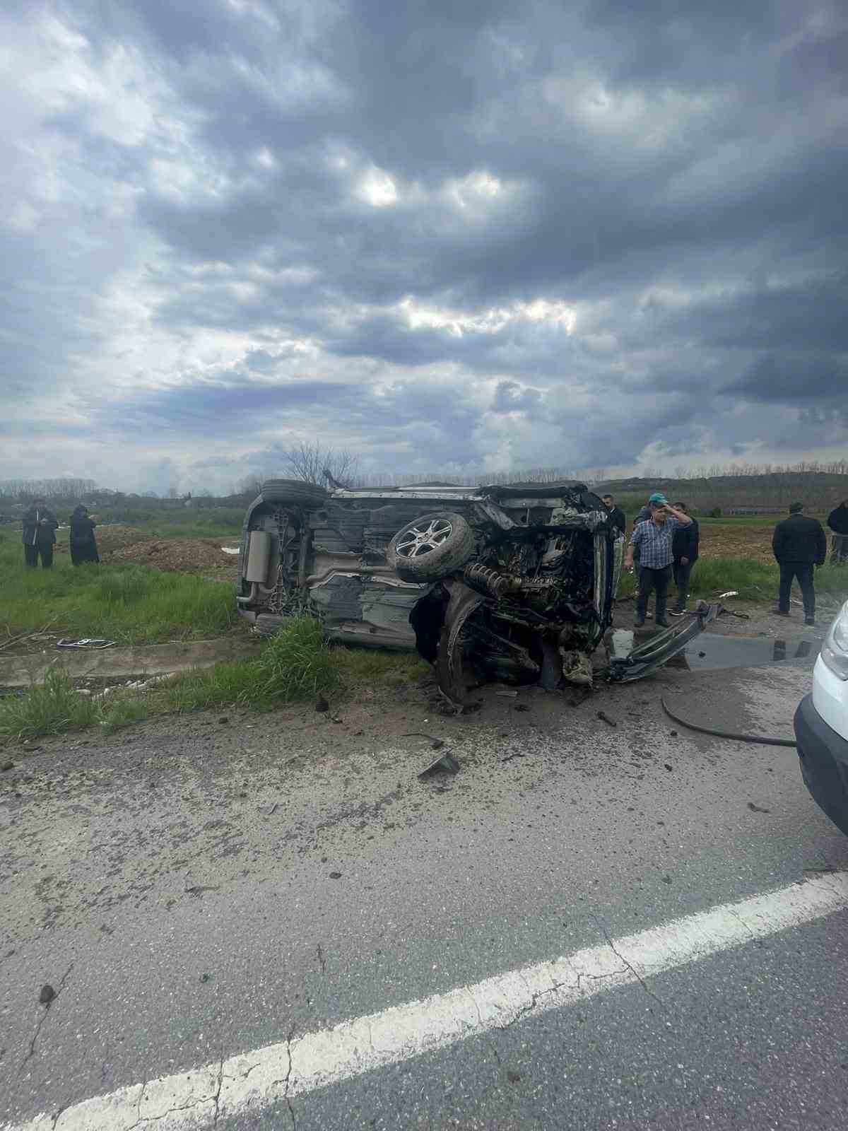 Direksiyon hakimiyetini kaybetti, yağmur suyu kanalına devrildi: 1 yaralı
