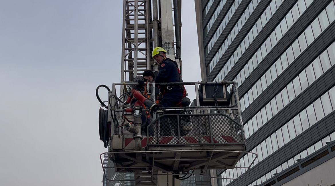 Dış cephede cam silerken asansör sistemi arıza yapınca mahsur kaldılar: İtfaiyenin müdahalesiyle kurtarıldılar
