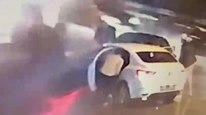 Diş hekimini adım adım takip edip kaza süsü ile durdurup darp ettiler
Diş hekimini adım adım takip edip kaza süsü ile durdurup darp ettiler