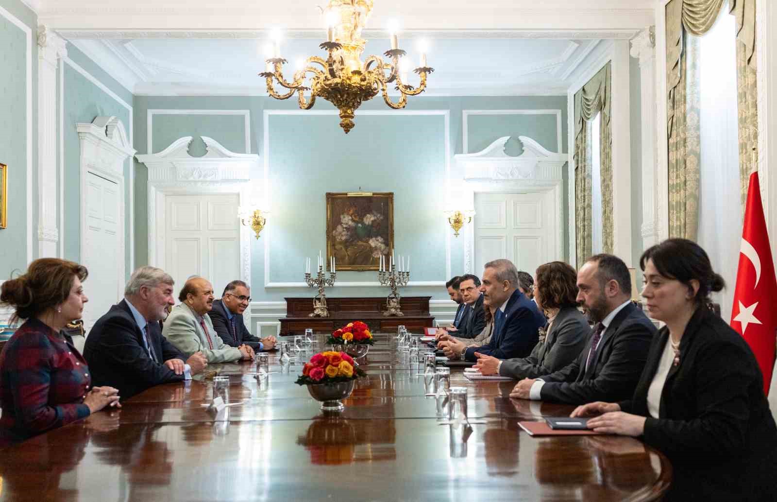 Dışişleri Bakanı Fidan, İngiliz parlamentosu üyeleriyle bir araya geldi
