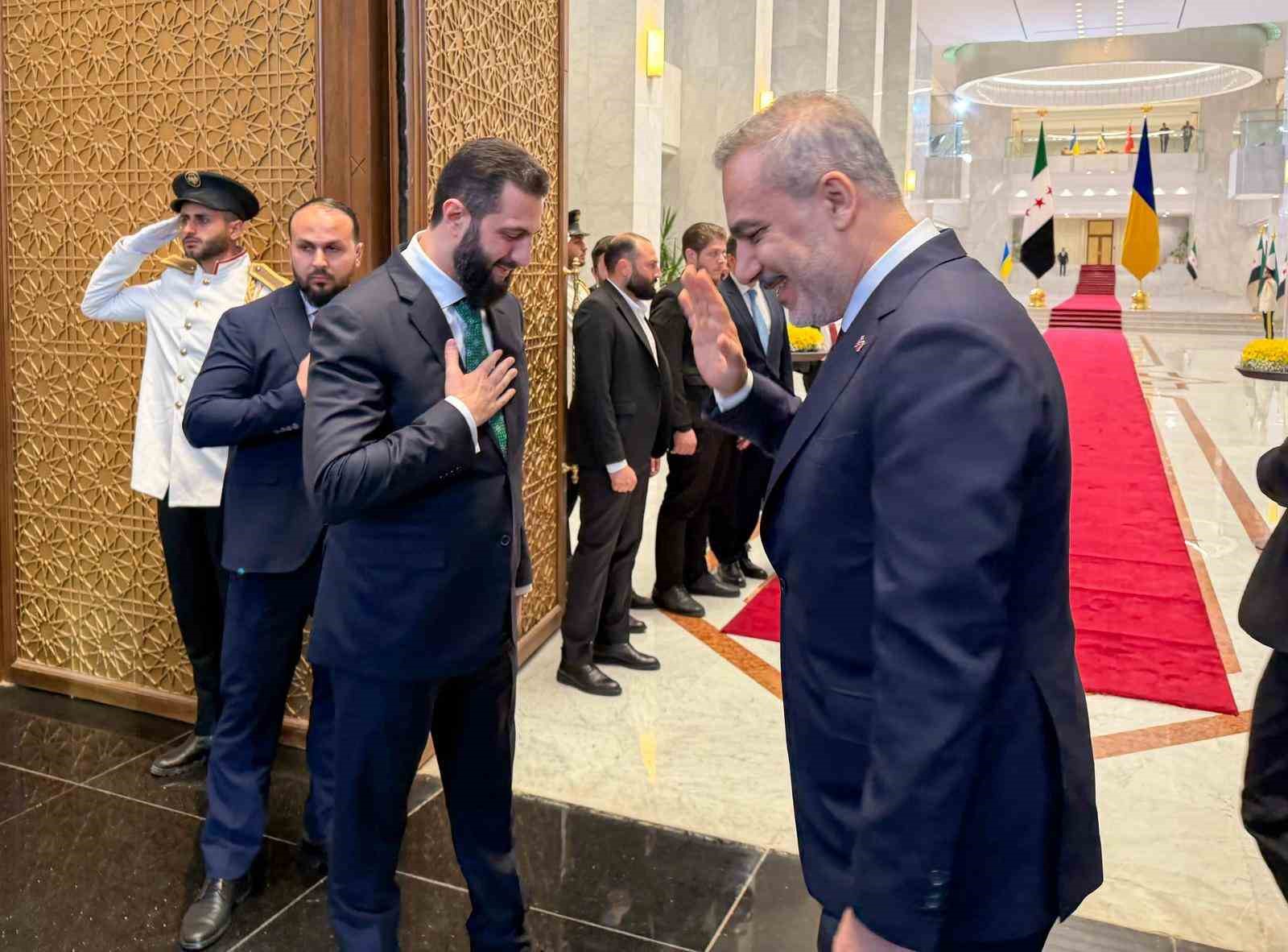 Dışişleri Bakanı Fidan, Suriye Devlet Başkanı eş-Şara ile bir araya geldi
