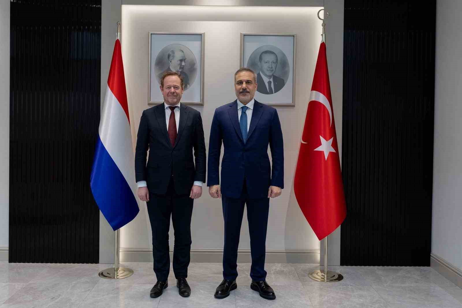 Dışişleri Bakanı Hakan Fidan, Hollanda Adalet ve Güvenlik Bakanı David Van Weel ile bir araya geldi.
