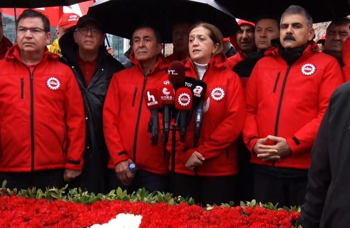 DİSK Taksim Anıtı’na çelenk bıraktı
