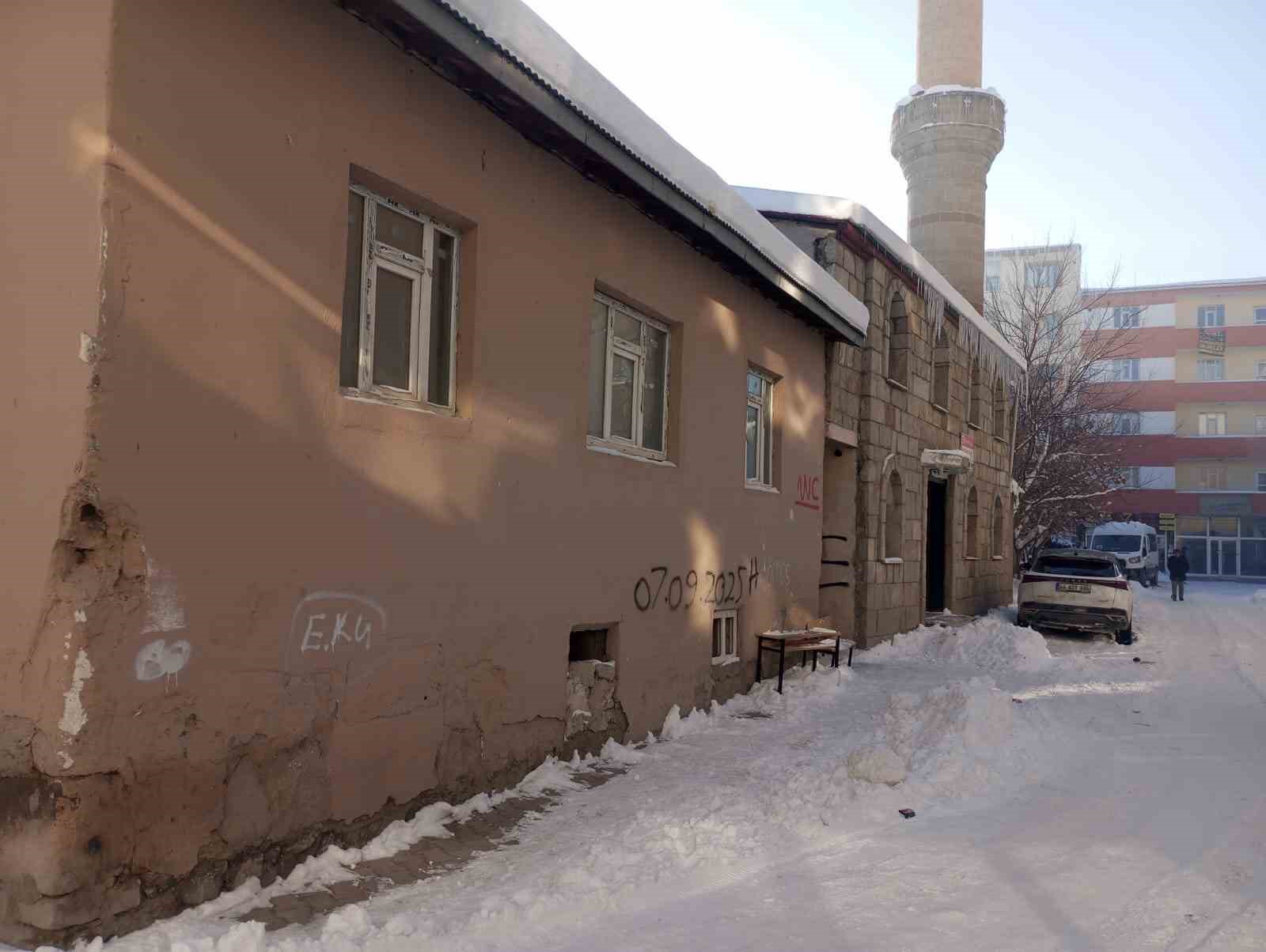 Diyadin merkez camii abdesthanesi bakımsızlığı ile tepki çekiyor
Diyadin merkez camii abdesthanesi bakımsızlığı ile tepki çekiyor