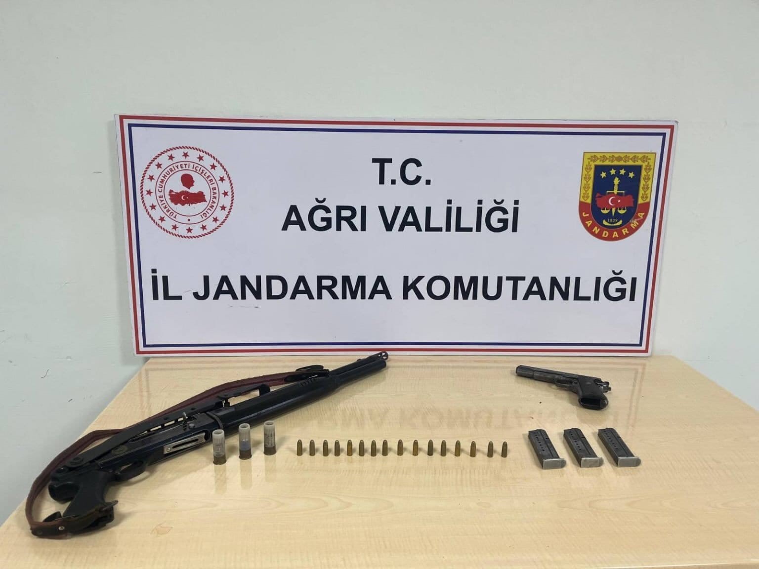 Diyadin’de bir evde ruhsatsız silah ve fişek ele geçirildi
