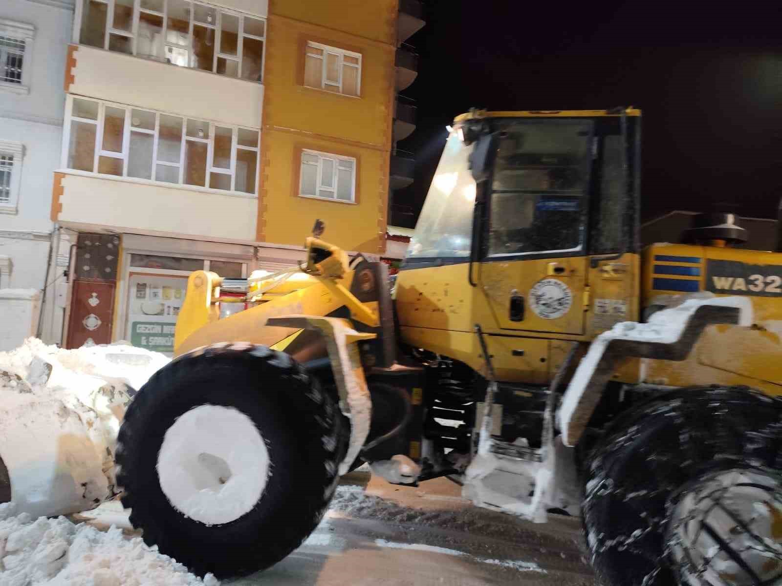 Diyadin’de ekiplerin karla mücadele mesaisi
