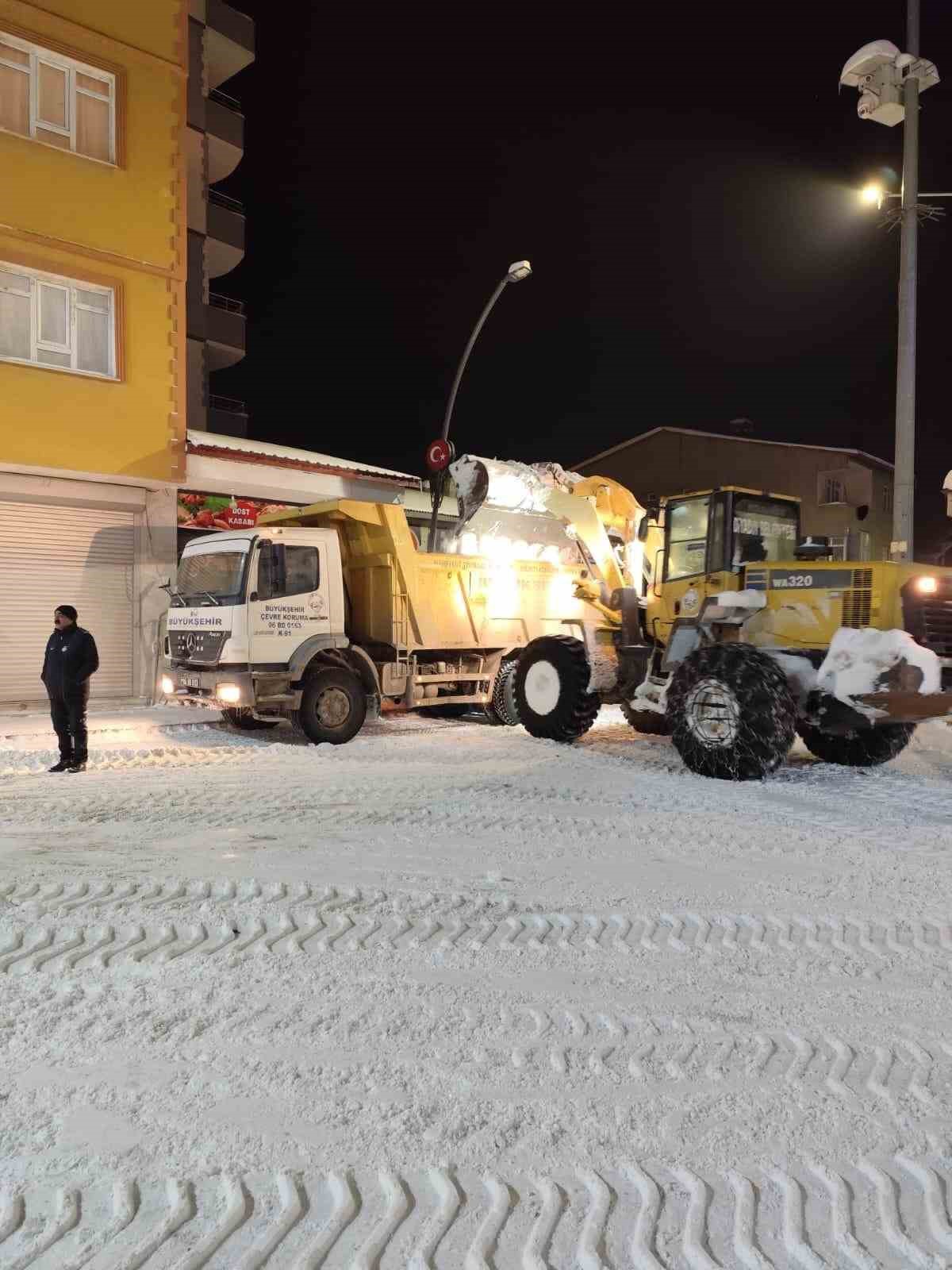 Diyadin’de ekiplerin karla mücadele mesaisi
