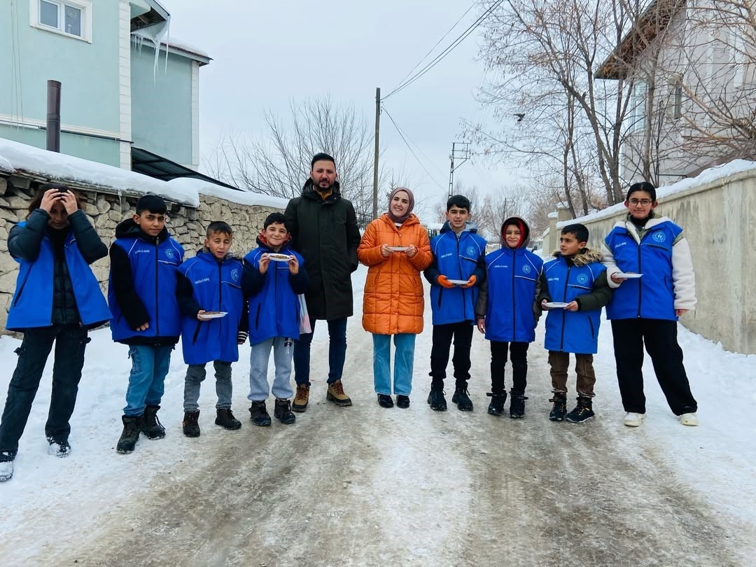 Diyadin’de gençlerden sokak hayvanlarına anlamlı destek

