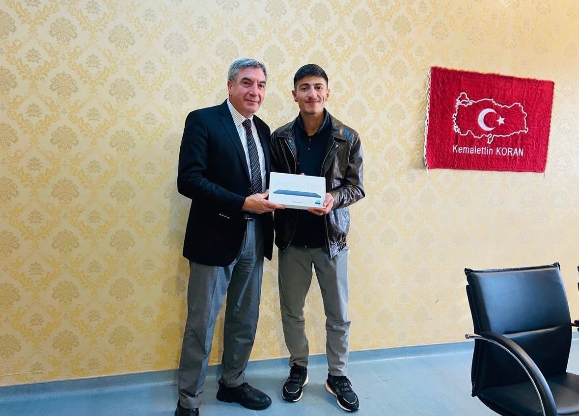 Diyadin’de gençlere tablet desteği
