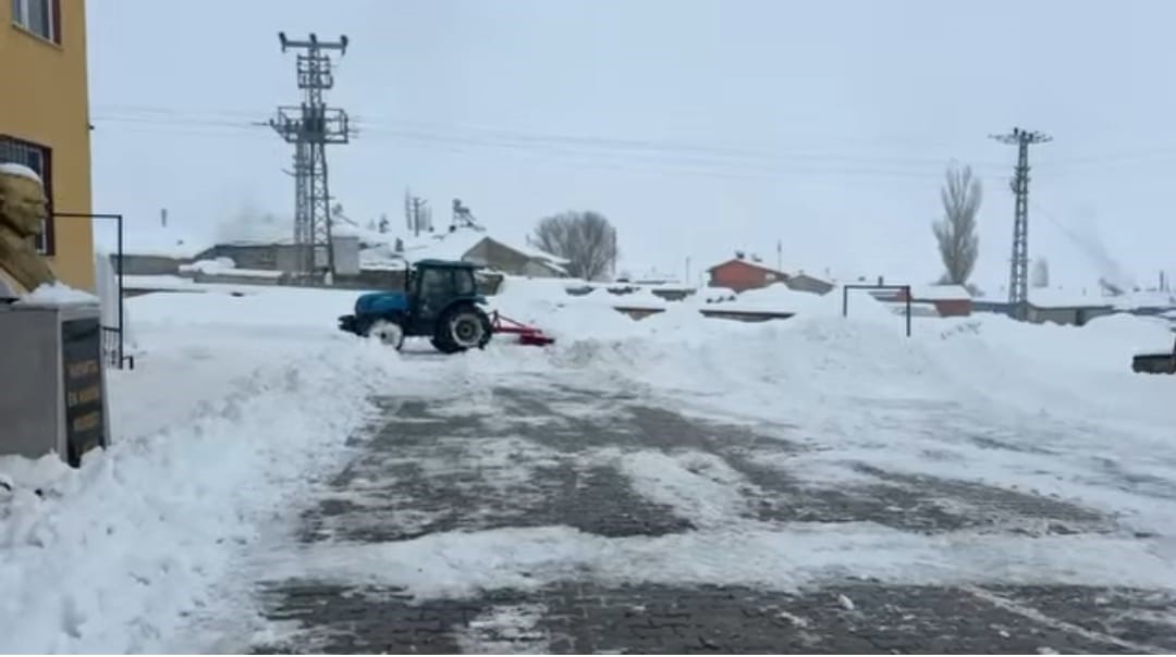 Diyadin’de kar engel olamadı, köy harekete geçti

