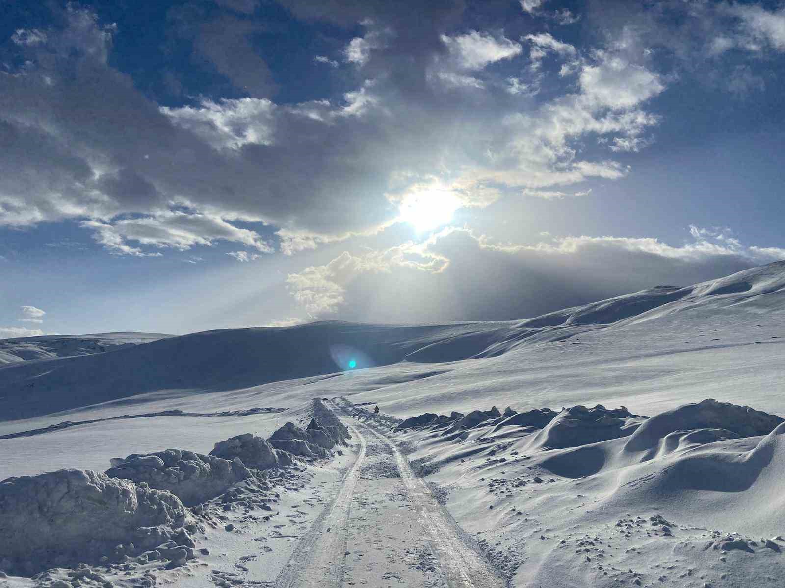 Diyadin’de kar engel tanımadı, öğretmenler görev başında
Diyadin’de kar engel tanımadı, öğretmenler görev başında