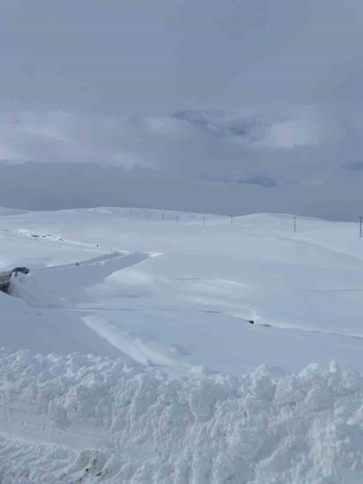 Diyadin’de kar engel tanımadı, öğretmenler görev başında
Diyadin’de kar engel tanımadı, öğretmenler görev başında