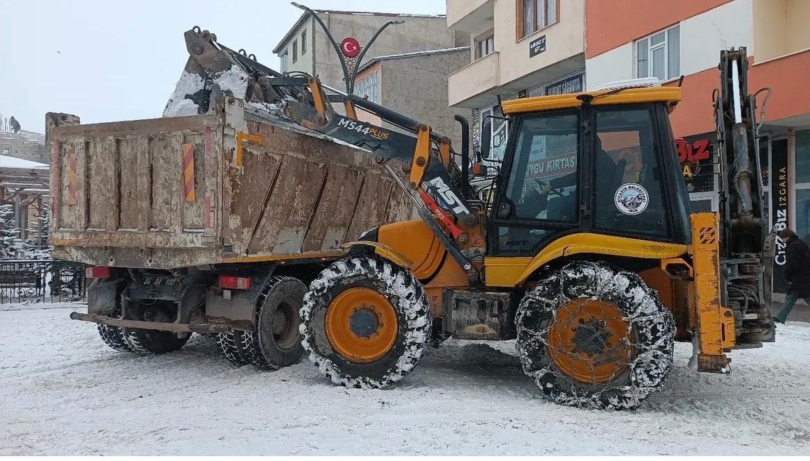 Diyadin’de karla mücadele çalışmaları devam ediyor
