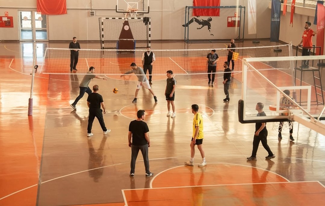 Diyadin’de kurumlar arası voleybol turnuvası başladı
