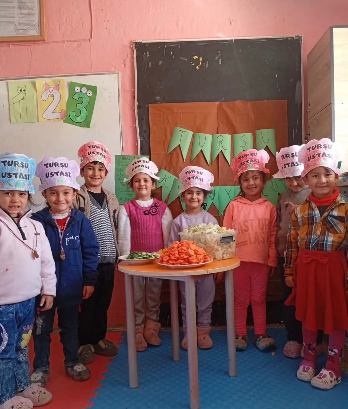 Diyadin’de minik ellerle turşu şenliği
