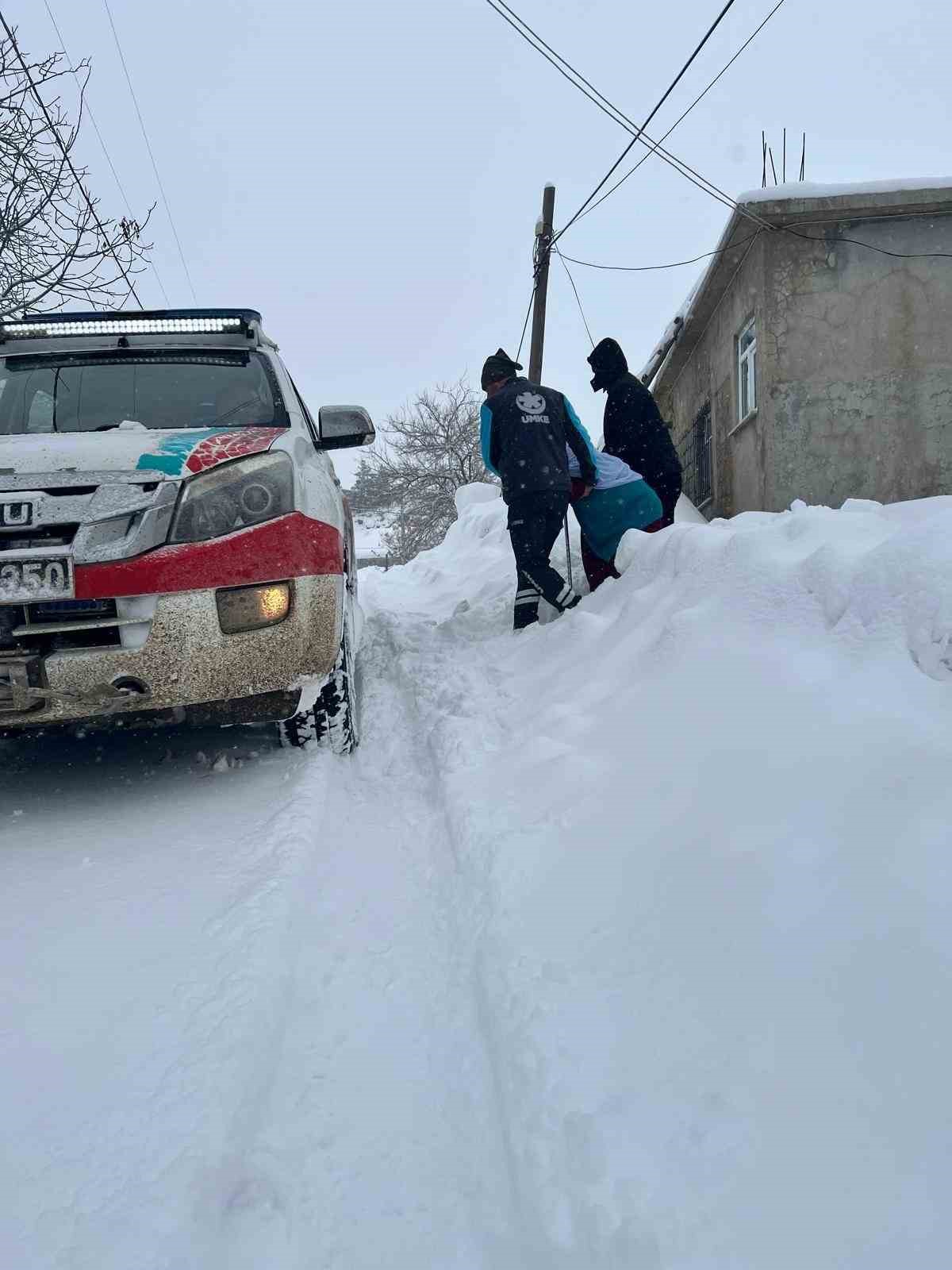 Diyaliz hastası kadın paletli araçla alınıp sağlık kuruluşuna ulaştırıldı
