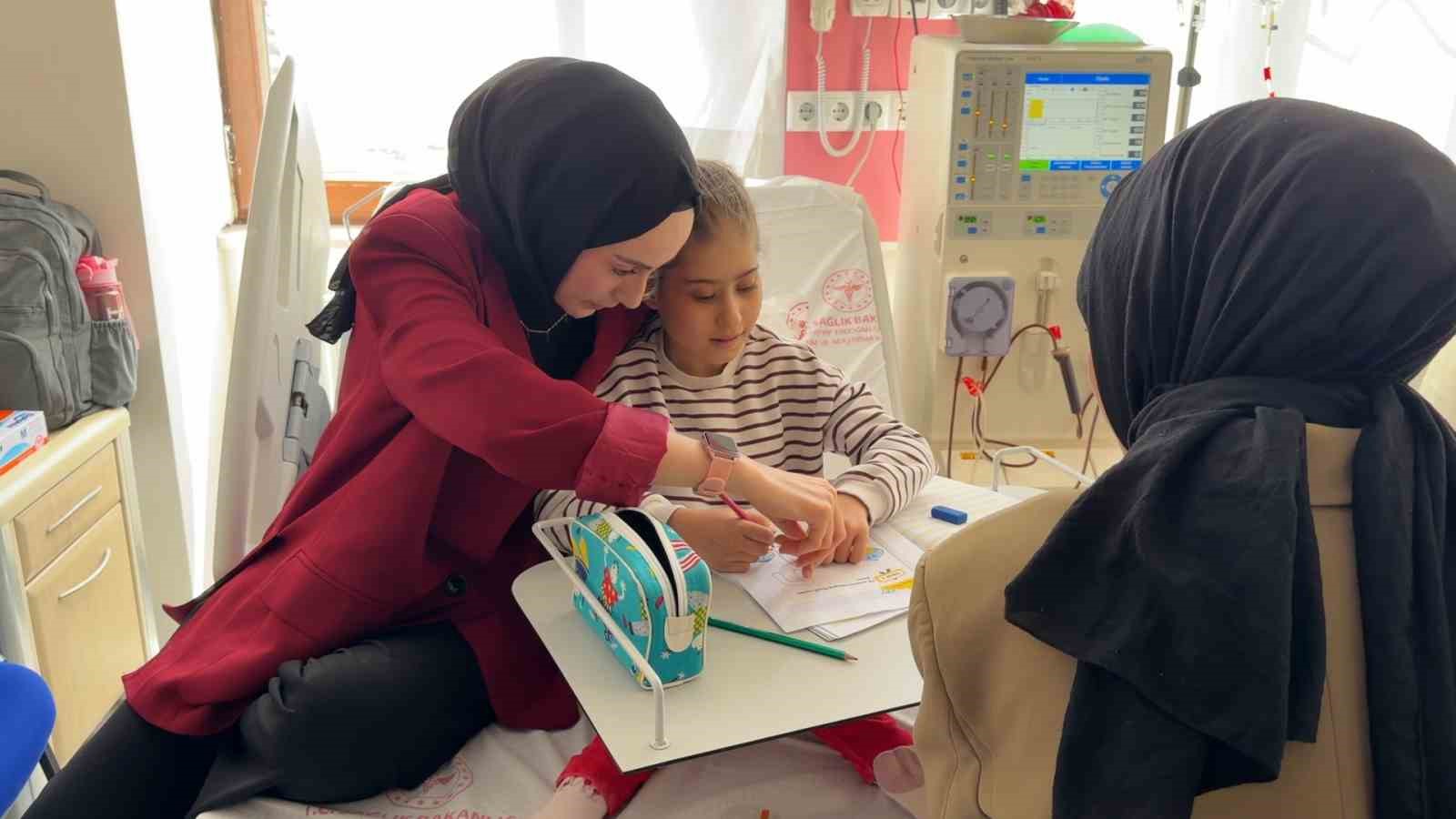 Diyaliz merkezinde 13 yaşındaki Melek için okuma yazma seferberliği
