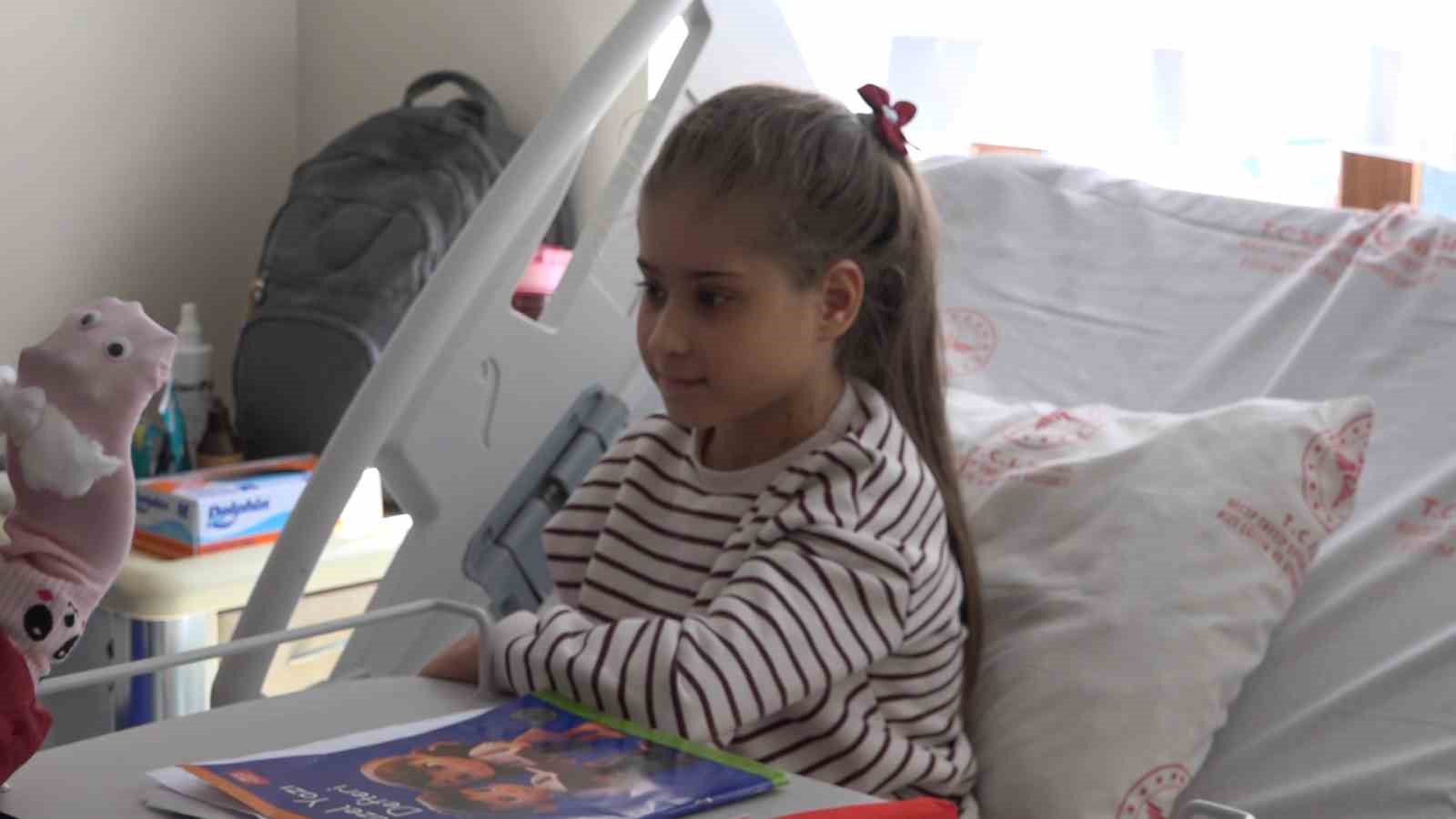 Diyaliz merkezinde 13 yaşındaki Melek için okuma yazma seferberliği
