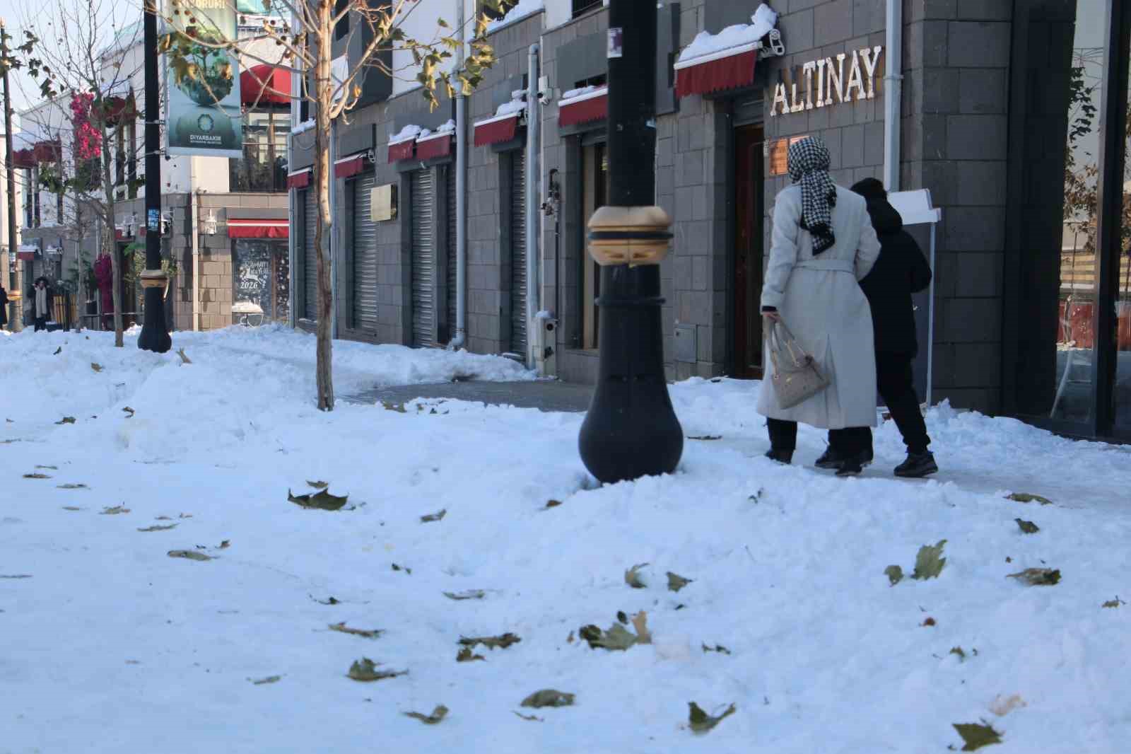 Diyarbakı’ın tarihi Sur ilçesinde belediyeye kar tepkisi
