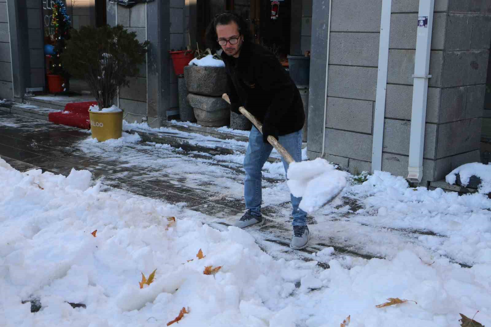 Diyarbakı’ın tarihi Sur ilçesinde belediyeye kar tepkisi
