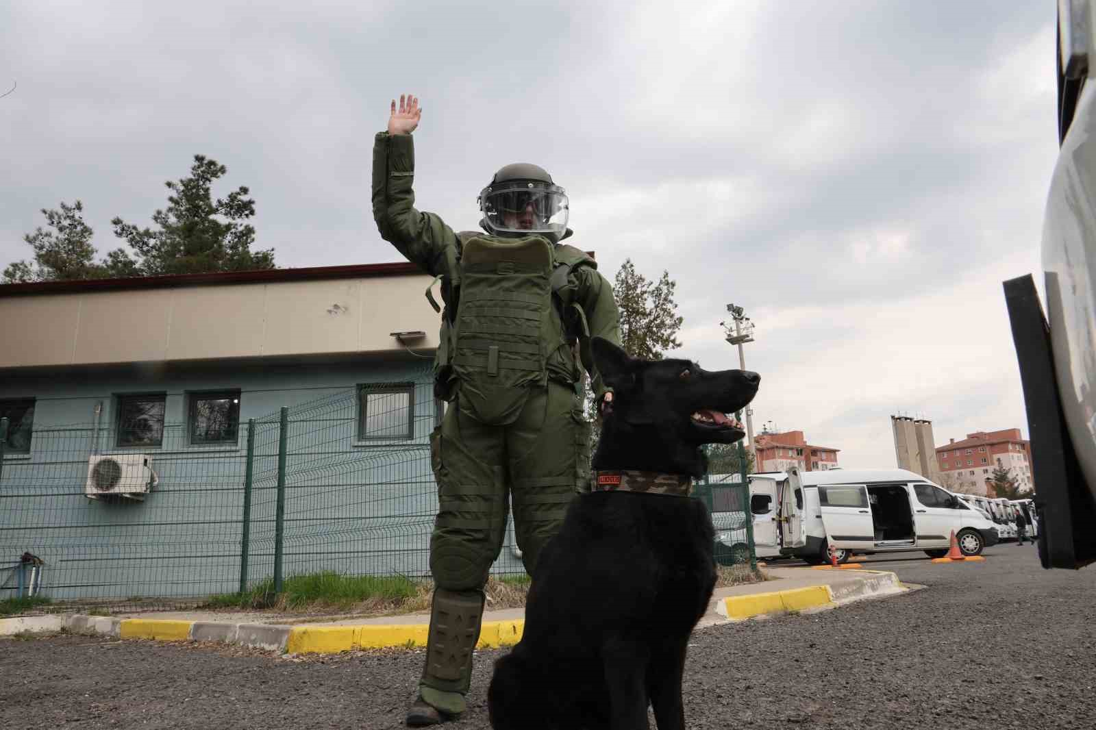Diyarbakır Emniyeti’nin bu birimindeki kadınlar detaycılıklarıyla olayları aydınlatıyor
