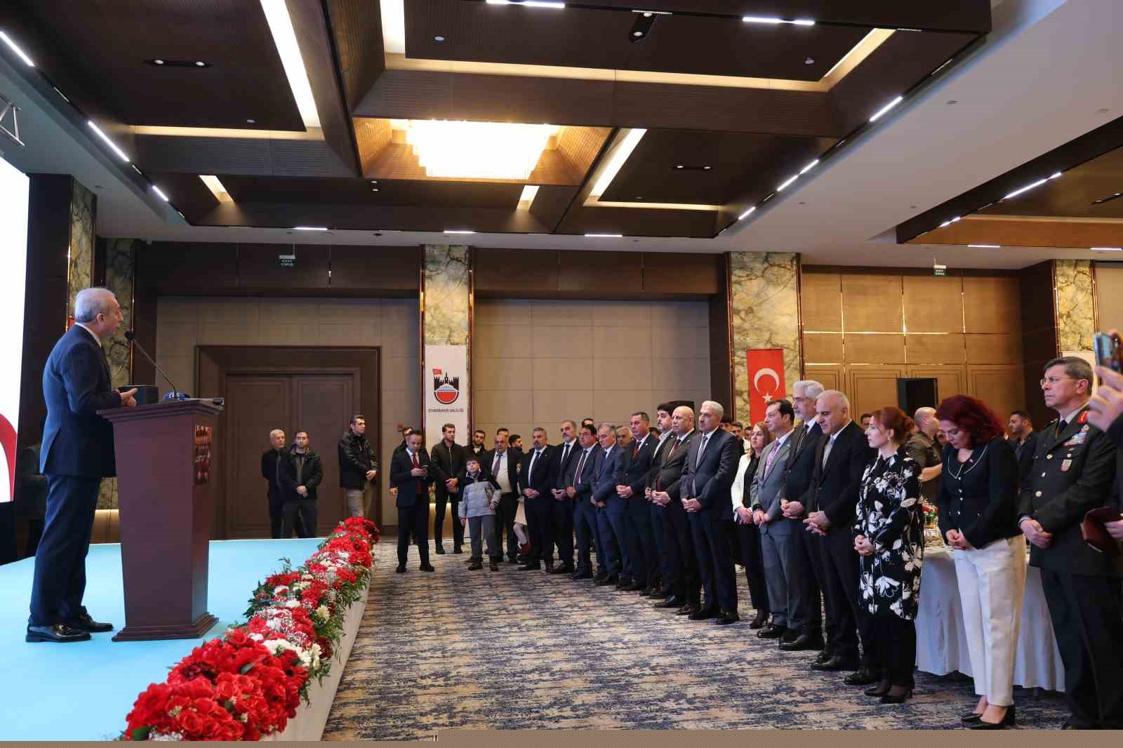 Diyarbakır Valiliği ev sahipliğinde bayramlaşma programı düzenlendi
Diyarbakır Valiliği ev sahipliğinde bayramlaşma programı düzenlendi