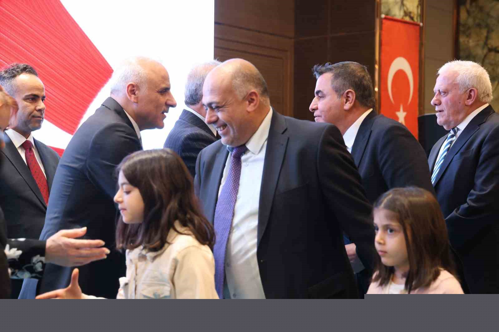 Diyarbakır Valiliği ev sahipliğinde bayramlaşma programı düzenlendi
Diyarbakır Valiliği ev sahipliğinde bayramlaşma programı düzenlendi