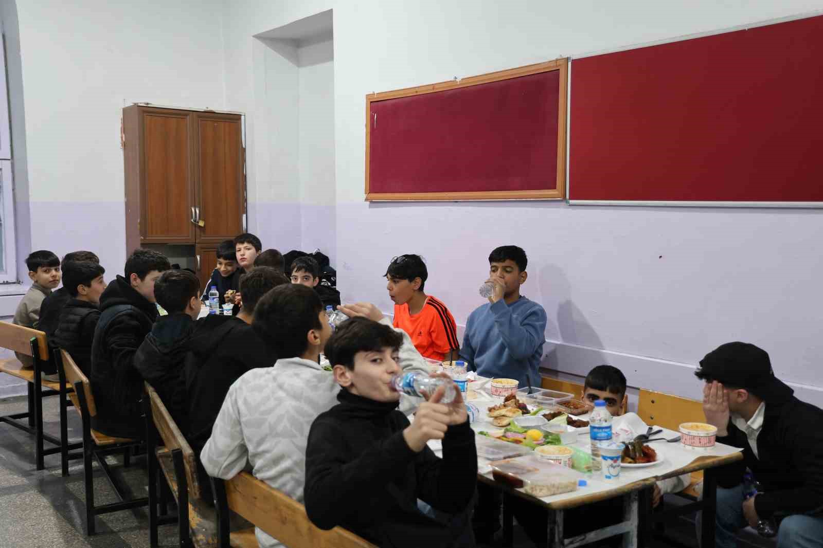 Diyarbakır’da 112 yıllık okulda iftar
