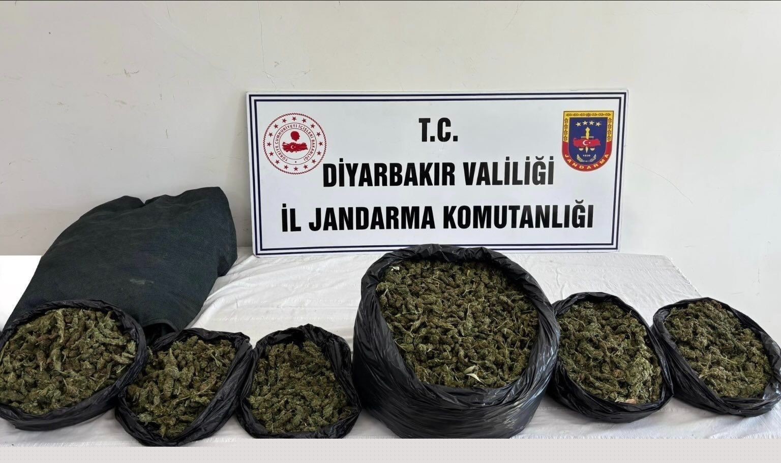 Diyarbakır’da 129 kilo uyuşturucu ve hap ele geçirildi: 21 şüpheliye yasal işlem
