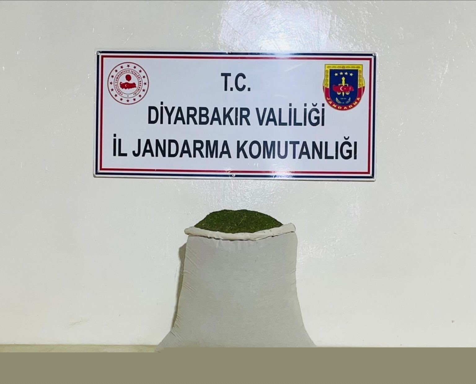 Diyarbakır’da 129 kilo uyuşturucu ve hap ele geçirildi: 21 şüpheliye yasal işlem
