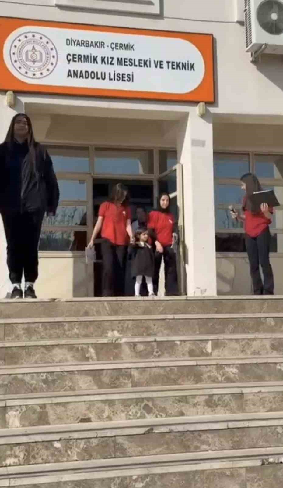 Diyarbakır’da 4 yaşındaki kız, İstiklal Marşı’nı ezbere okudu
