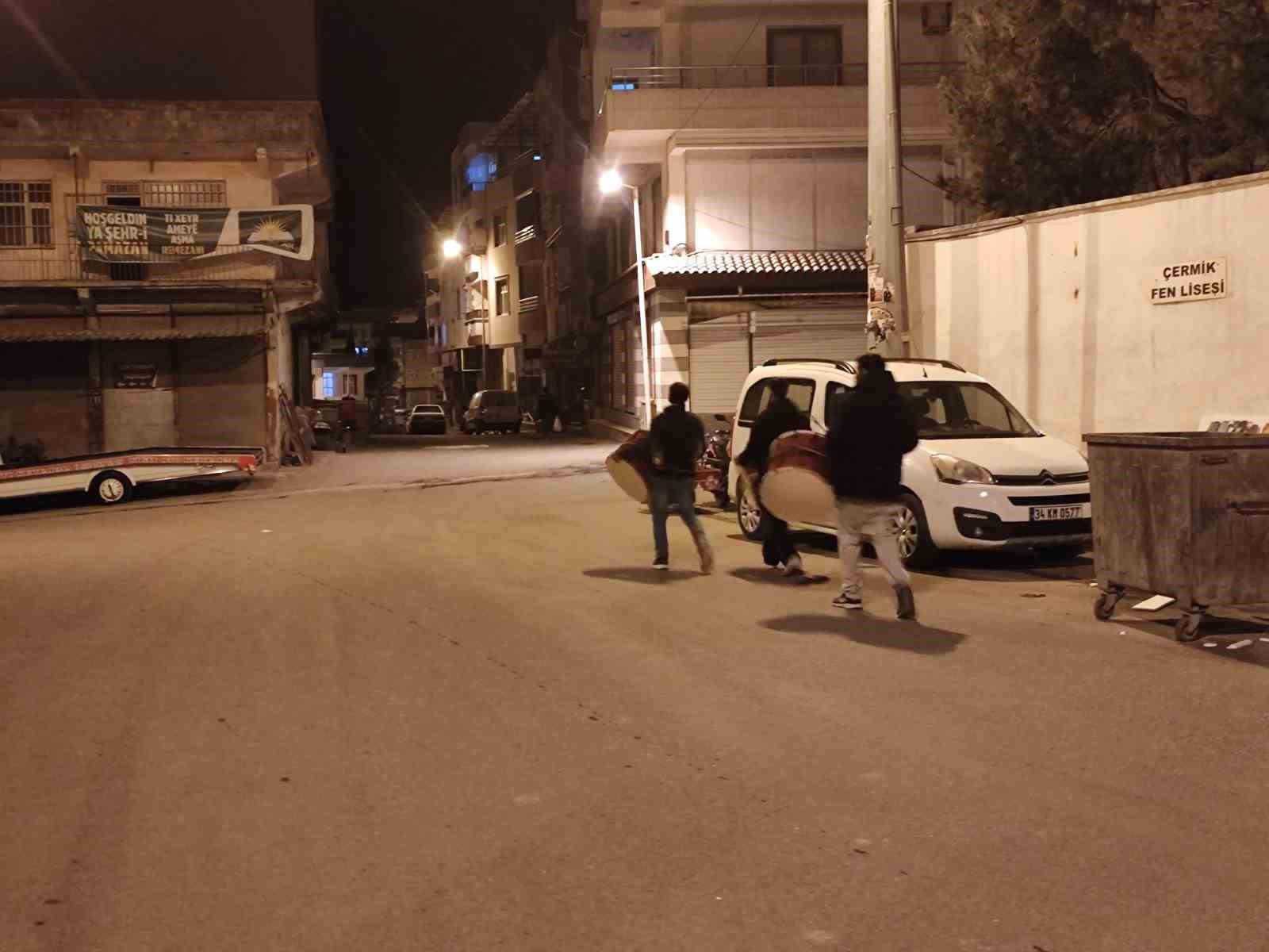 Diyarbakır’da 40 yıldır halay davulu çalarak sahura uyandırıyorlar

