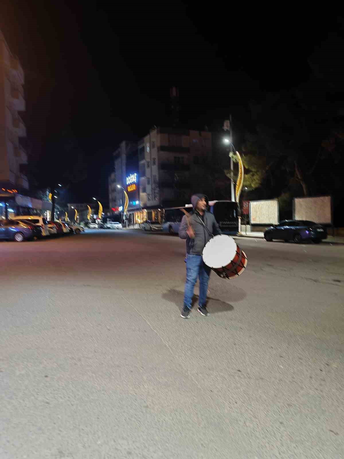 Diyarbakır’da 40 yıldır halay davulu çalarak sahura uyandırıyorlar
