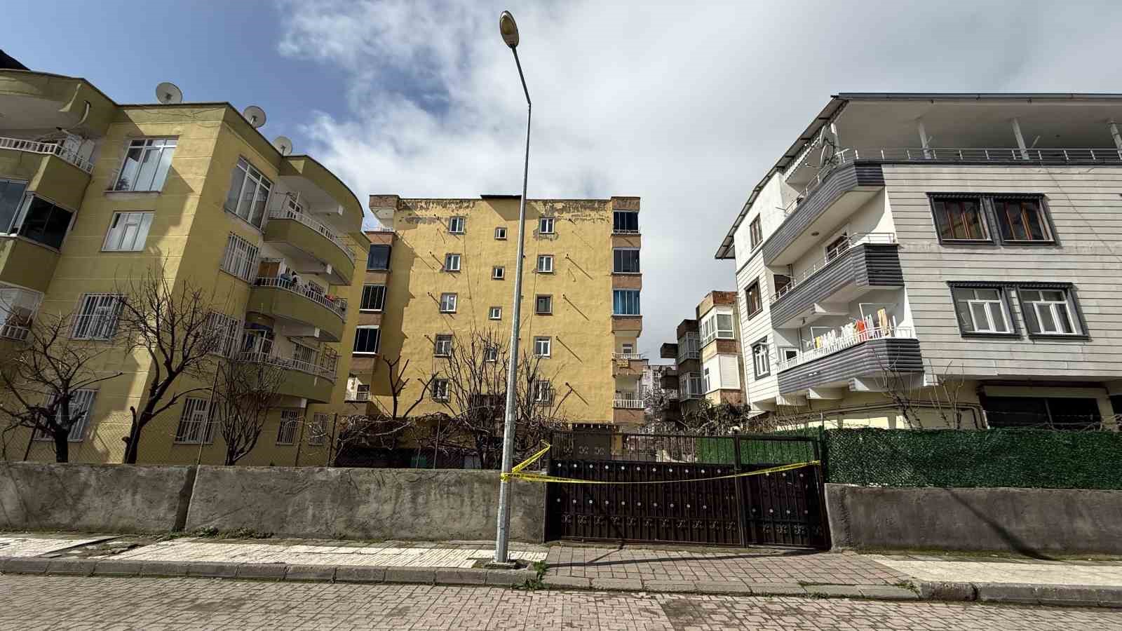 Diyarbakır’da 51 kişinin tahliye edildiği binanın, ’orta hasardan az hasara’ çevrildiği ileri sürüldü
