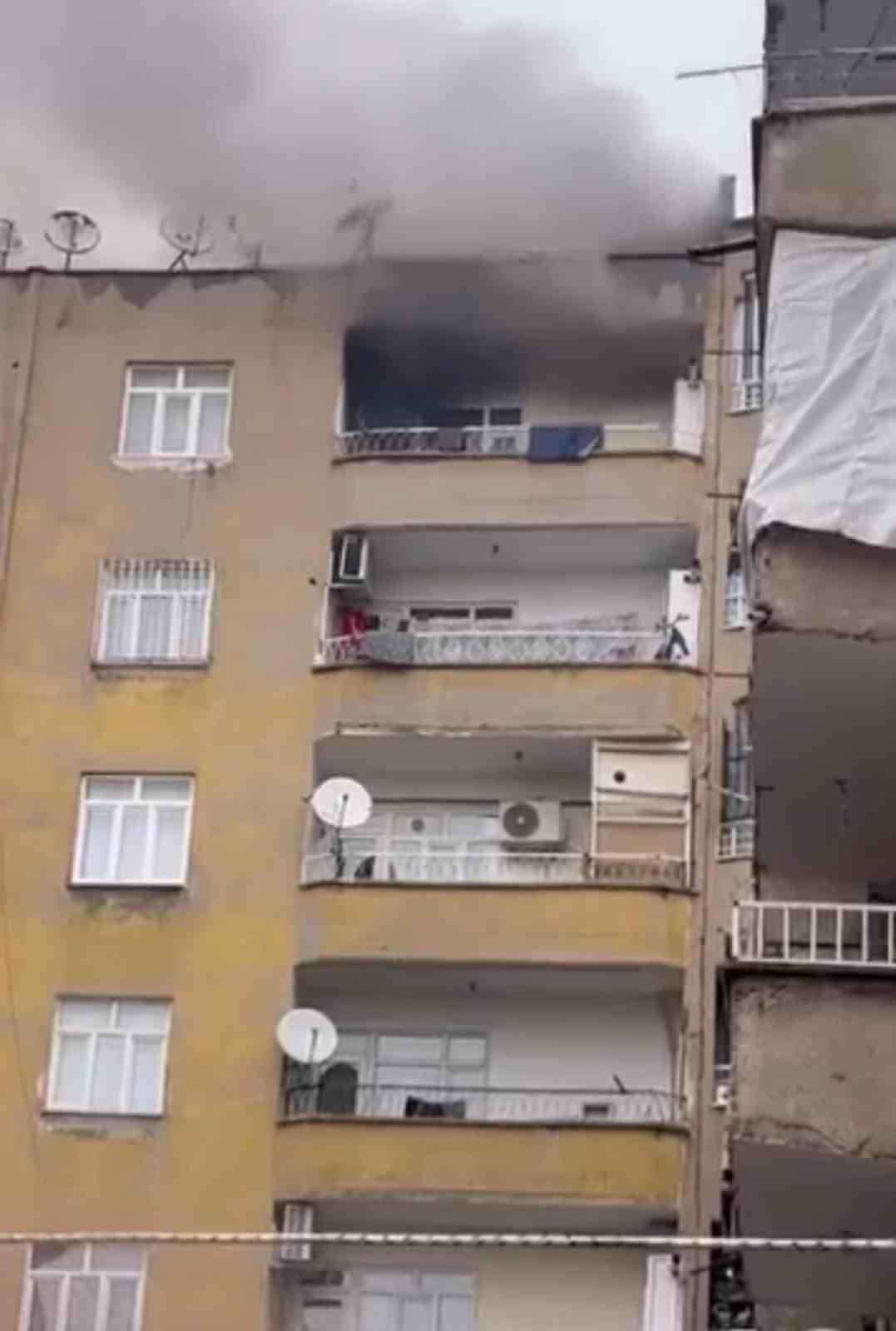 Diyarbakır’da 7 katlı apartmanda korkutan yangın
