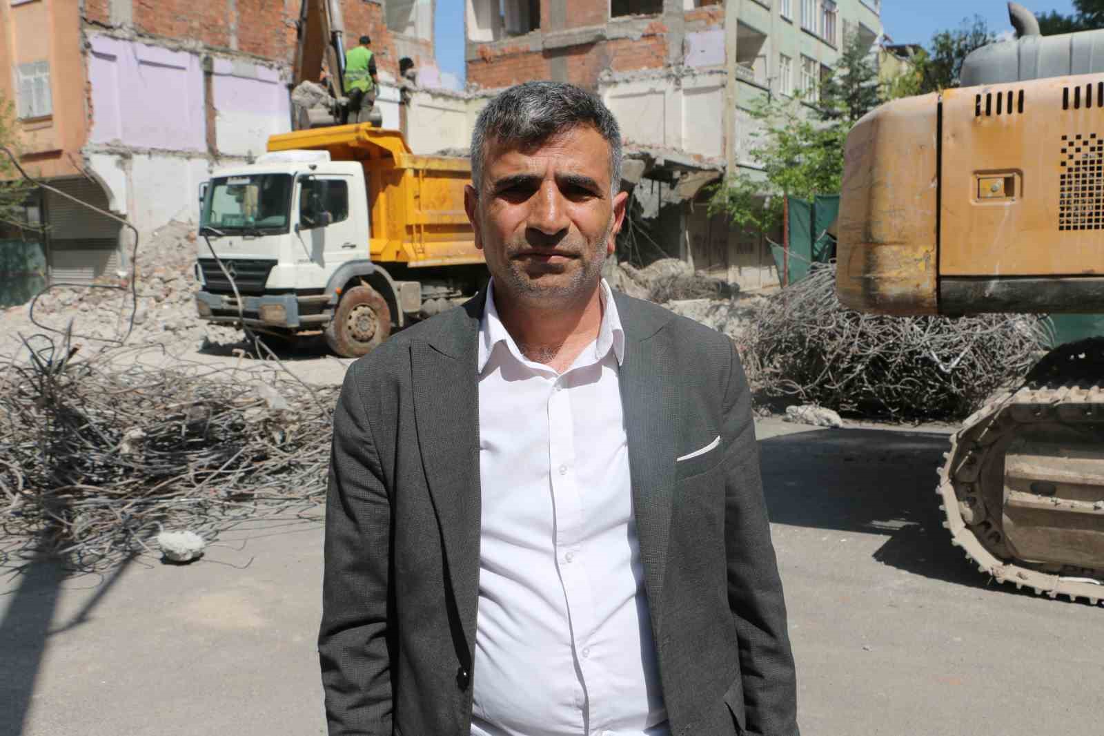 Diyarbakır’da ağır hasarlı bina yıkılırken yandaki sağlam bina da hasar aldı
